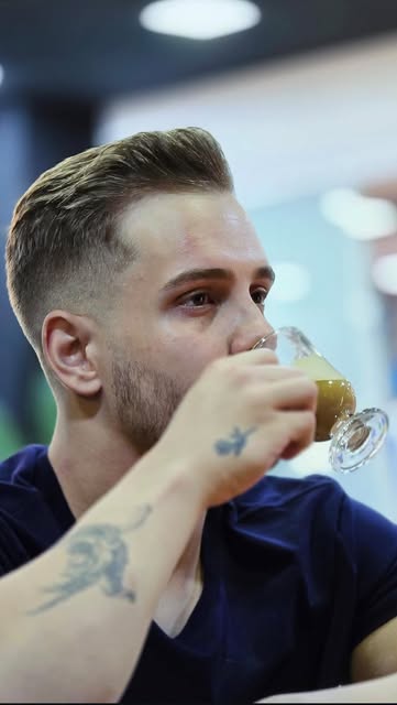 João Pedro Nogueira tomando café, em foto original publicada no Instagram